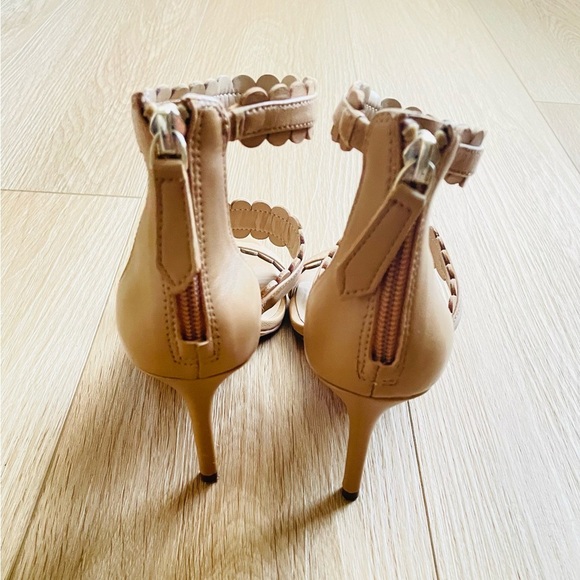 Ann Taylor Raina Beige Scalloped Multi Strap Leather Heeled Sandals Size 6.5 - Picture 3 of 3